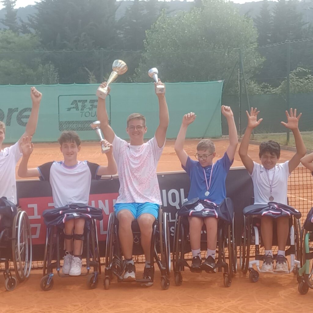 Juigende finalisten van de dubbel met hun bekers 