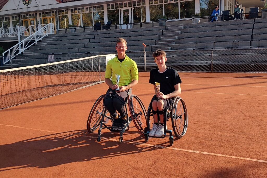 Ivar en Alexander met prijs op het veld